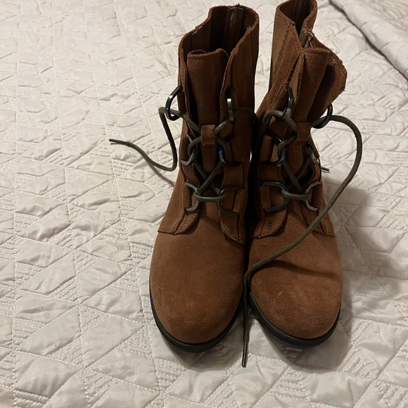 Like new Sorel women boots. Great condition - Picture 2 of 3